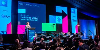 Debate sobre los desafos de la Ley de Transformacin Digital en Chile