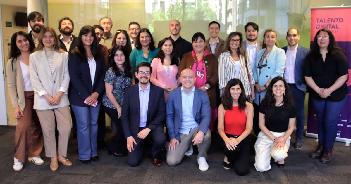 Salesforce y Talento Digital lanzan programa de reskilling para impulsar el talento TI en Chile